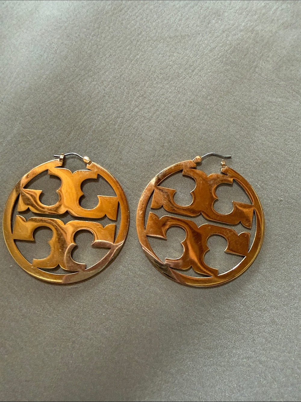Tory Burch Round Cutout Statement Hoop Earrings in Shiny Gold
